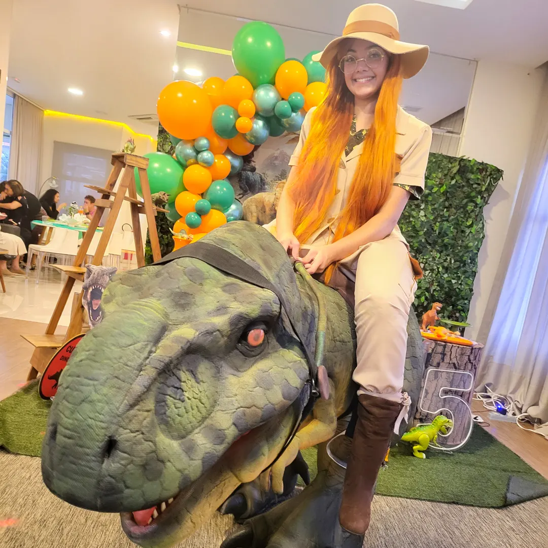 Acabamento hiper-realista e textura detalhada do Baby T-Rex Personagem Vivo para eventos Acabamento hiper-realista e textura detalhada do Baby T-Rex Personagem Vivo para eventos