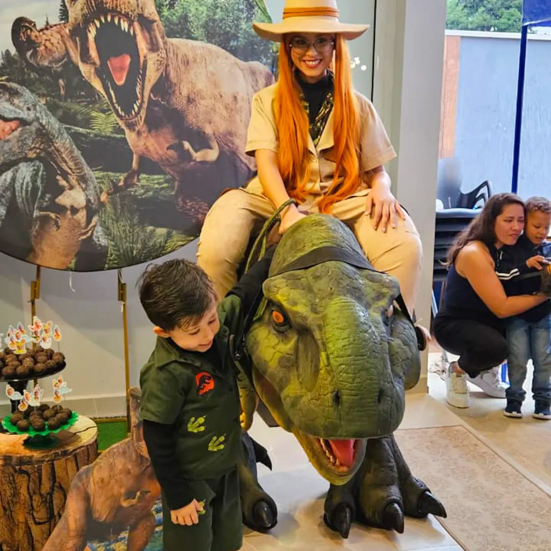 Adestrador segurando Baby T-Rex Personagem Vivo em aniversário infantil em São Paulo Adestrador segurando Baby T-Rex Personagem Vivo em aniversário infantil em São Paulo