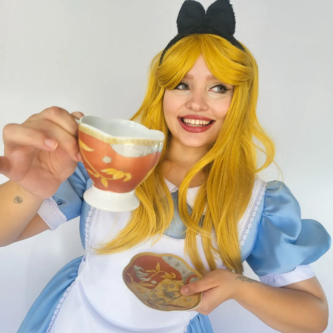Alice no País das Maravilhas Personagem Vivo animando convidados em São Paulo Alice no País das Maravilhas Personagem Vivo animando convidados em São Paulo