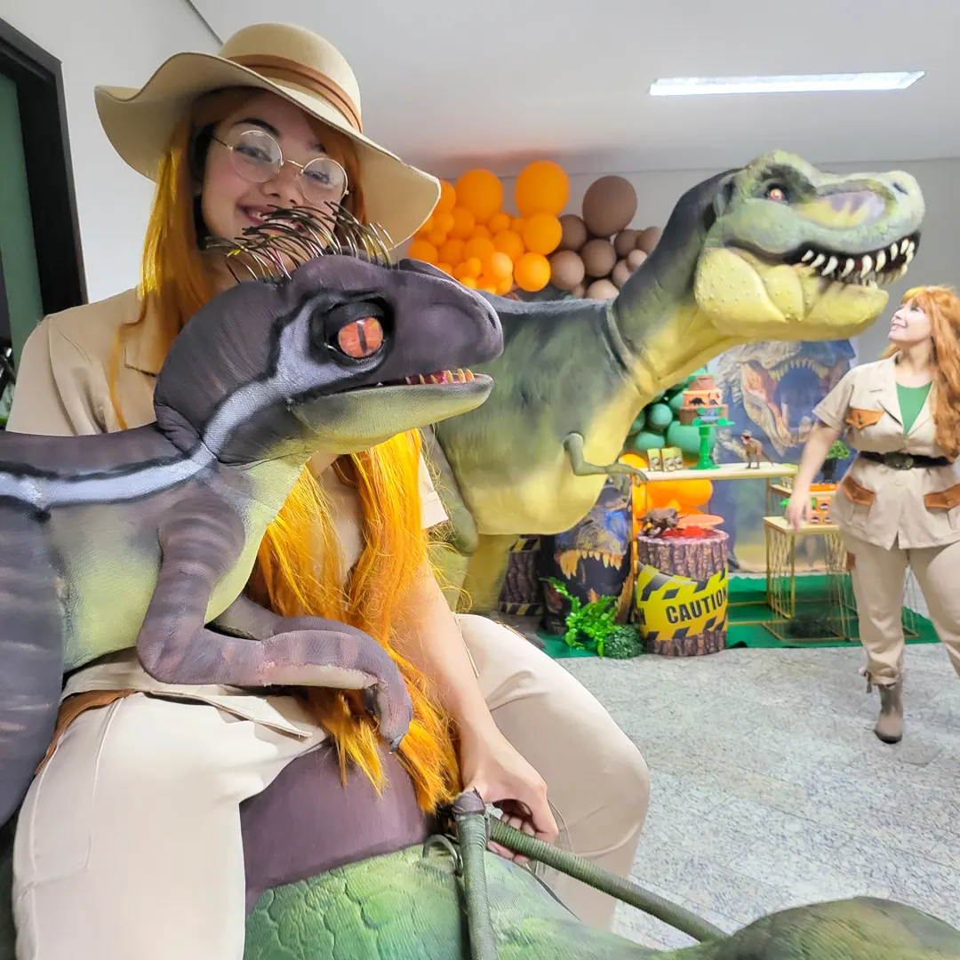 Animação infantil dinâmica conduzida pela Exploradora Personagem Vivo no aniversário Animação infantil dinâmica conduzida pela Exploradora Personagem Vivo no aniversário