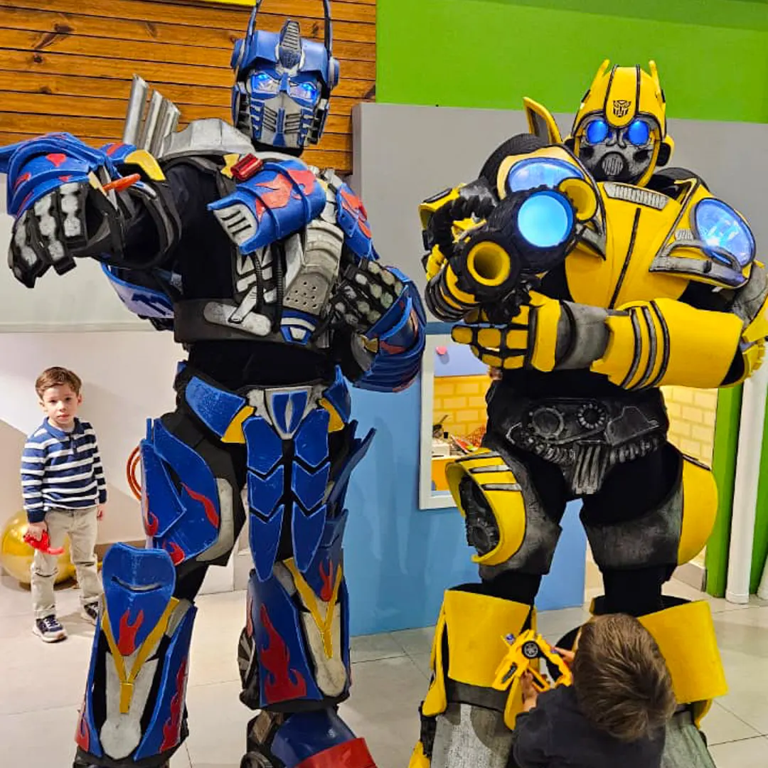 Animação temática com personagens vivos e robô LED em Sorocaba Animação temática com personagens vivos e robô LED em Sorocaba