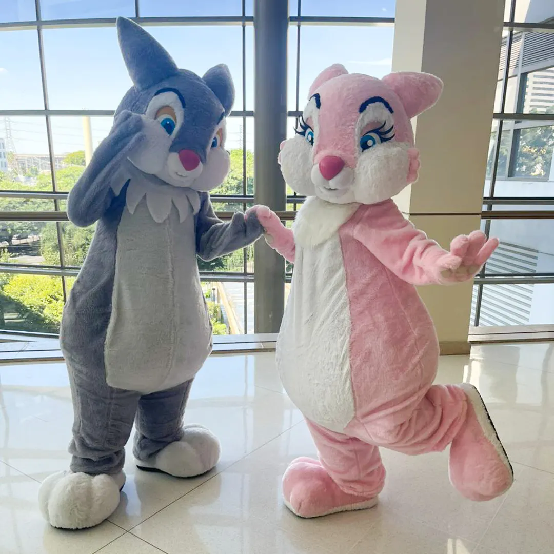 Animadores caracterizados de Coelhos da Páscoa dançando com crianças em buffet infantil.