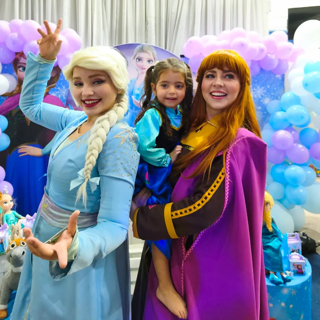 Anna Personagem Vivo interagindo com crianças animadas durante festa infantil em São Paulo