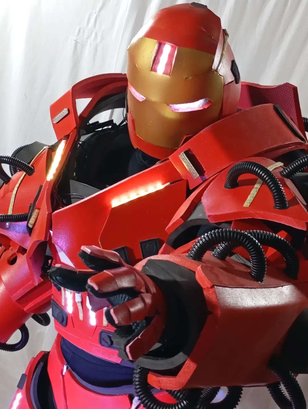 Aparência cinematográfica do Robô do Homem de Ferro Personagem Vivo da Portal Personagens Vivos Aparência cinematográfica do Robô do Homem de Ferro Personagem Vivo da Portal Personagens Vivos