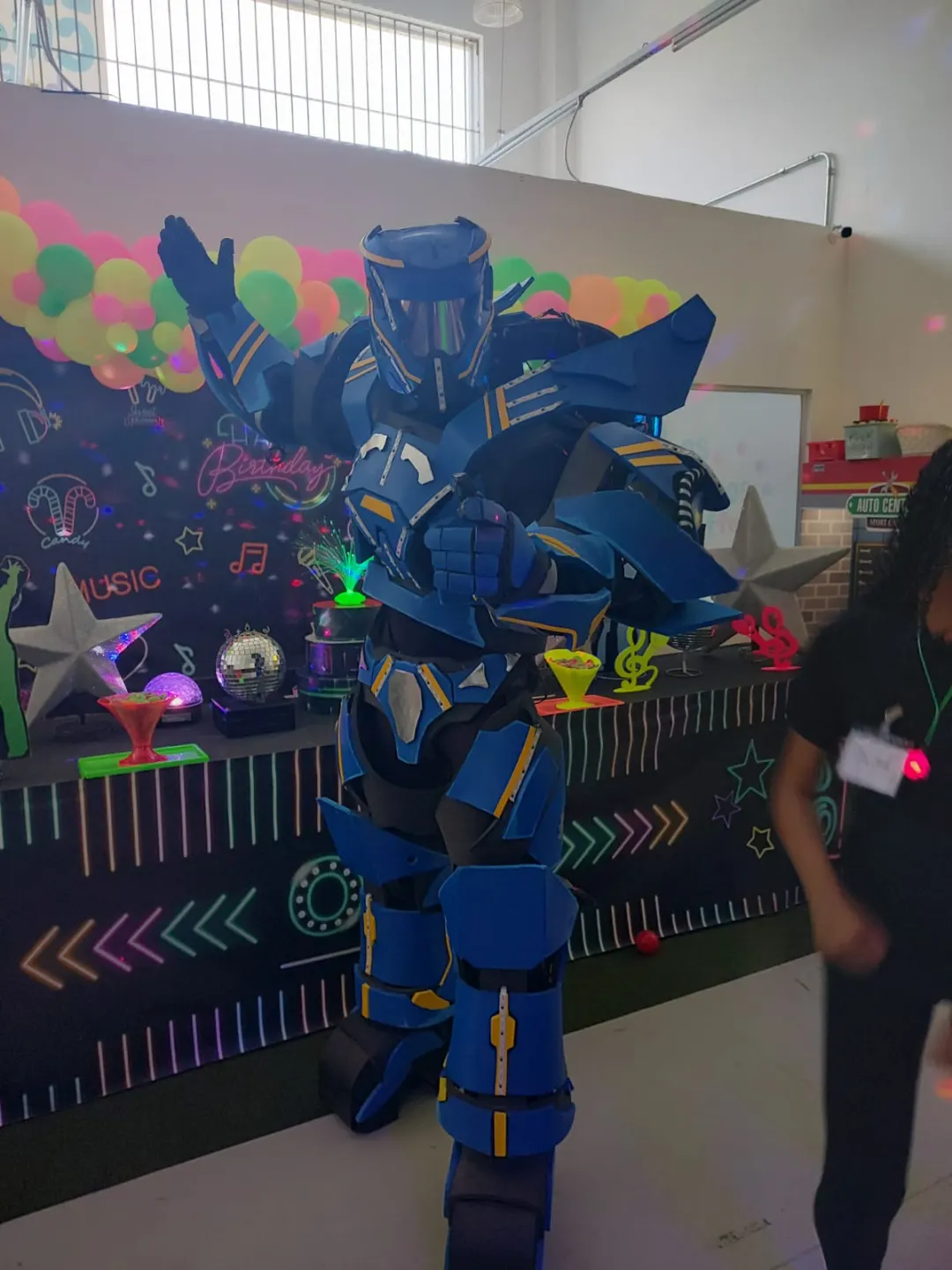 Aparência futurista e luzes brilhantes do Robô Azul Personagem Vivo em festa de aniversário Aparência futurista e luzes brilhantes do Robô Azul Personagem Vivo em festa de aniversário