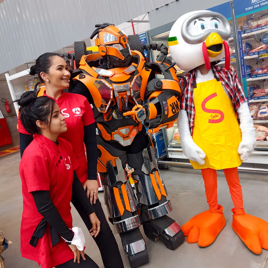 Apresentação do Robô Laranja Personagem Vivo animando crianças em festa infantil em São Paulo