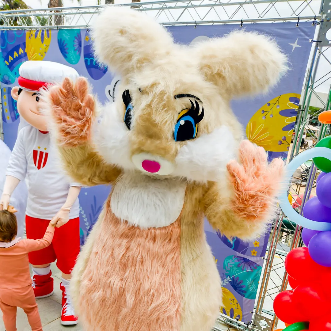Apresentação encantadora do Coelho Bege Peludo Personagem Vivo em festa infantil na cidade de São Pa