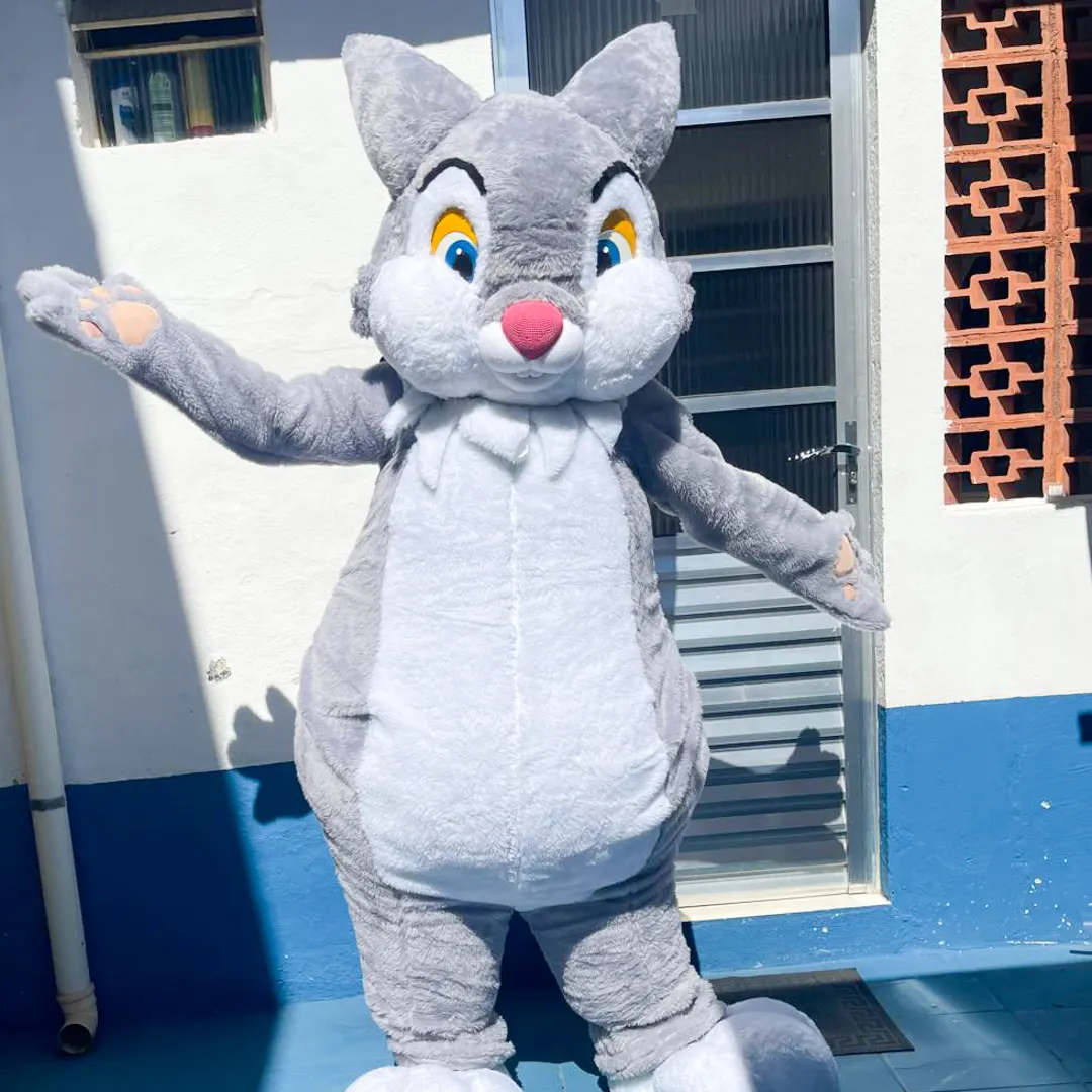 Apresentação encantadora do Coelho Cinza Personagem Vivo em festa infantil na cidade de São Paulo