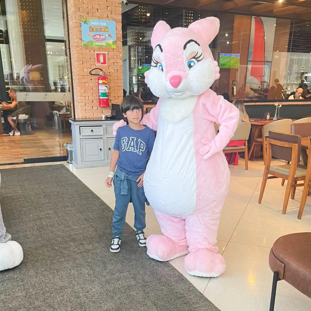 Apresentação encantadora do Coelho Rosa Personagem Vivo em festa infantil na cidade de São Paulo