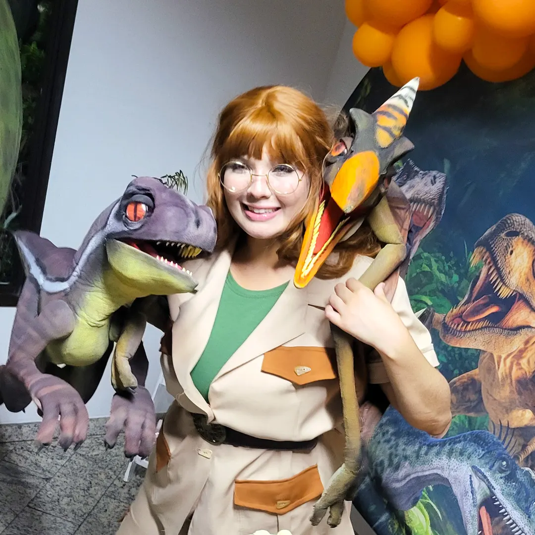 Apresentação interativa do Pterodáctilo Baby Personagem Vivo animando as crianças