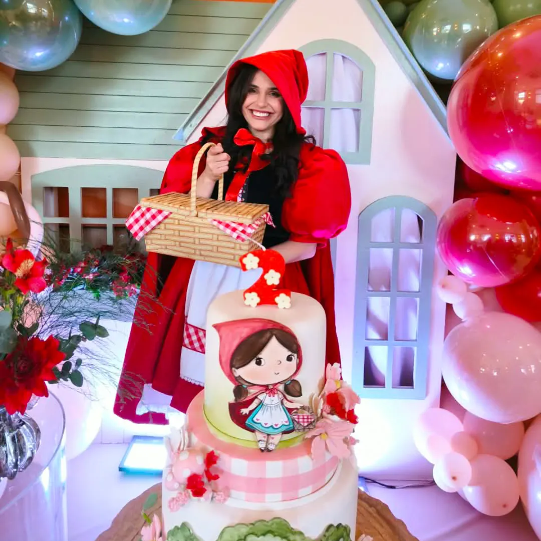 Apresentação lúdica da Chapeuzinho Vermelho Personagem Vivo para eventos temáticos e buffet