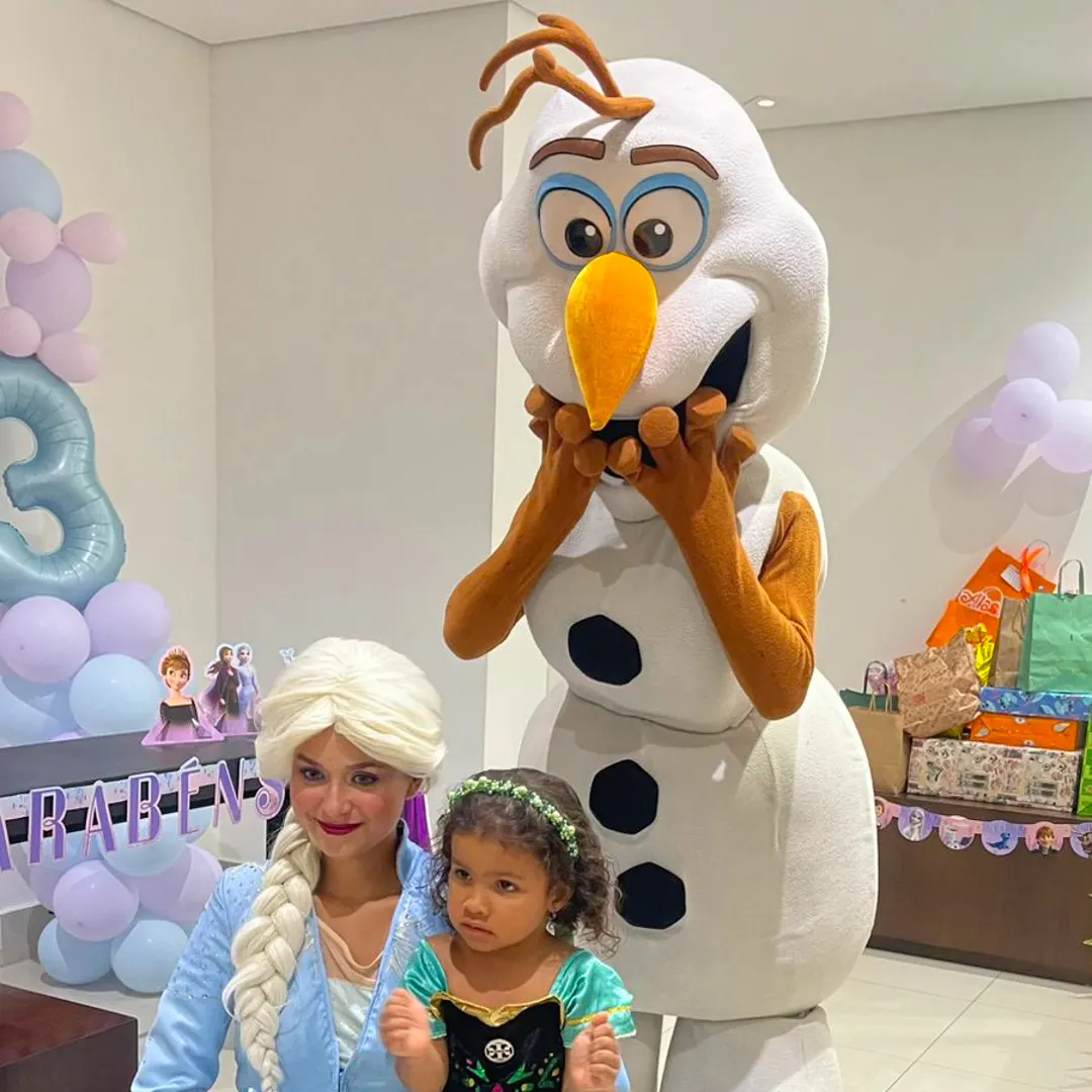 Apresentação lúdica do Olaf Personagem Vivo animando festa infantil em São Paulo