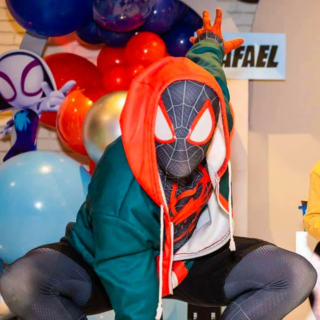 Apresentação teatral com ator de Miles Morales Personagem Vivo interagindo com as crianças Apresentação teatral com ator de Miles Morales Personagem Vivo interagindo com as crianças