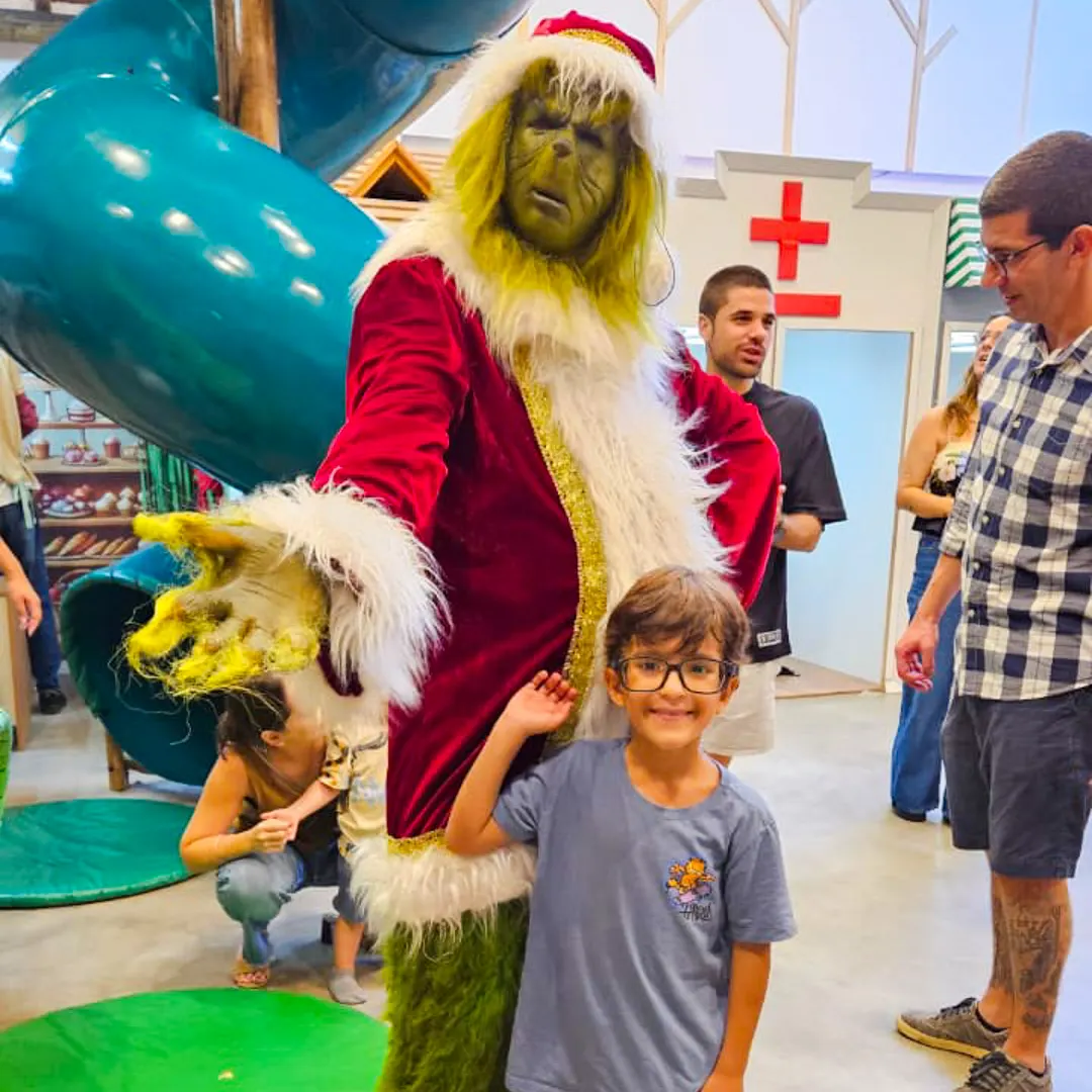 Apresentação teatral com Grinch Personagem Vivo encantando crianças em São Paulo