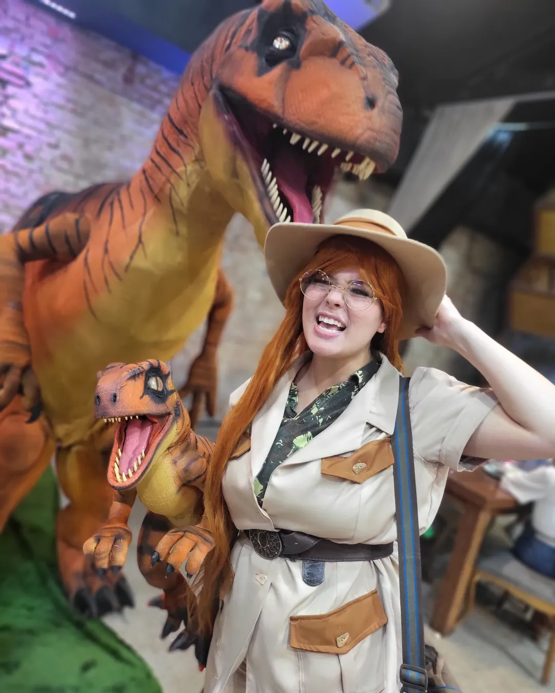 Apresentação teatral com Velociraptor Laranja Personagem Vivo e adestrador jurássico Apresentação teatral com Velociraptor Laranja Personagem Vivo e adestrador jurássico