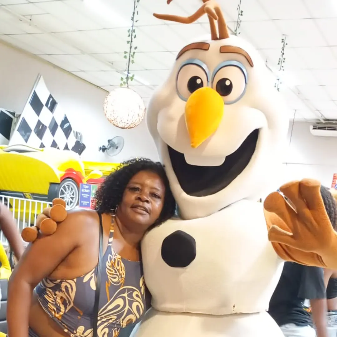 Ator caracterizado com fantasia de luxo do Olaf Personagem Vivo recebendo crianças