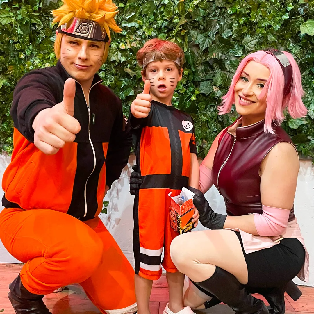Ator caracterizado como Naruto Personagem Vivo interagindo com crianças em festa SP