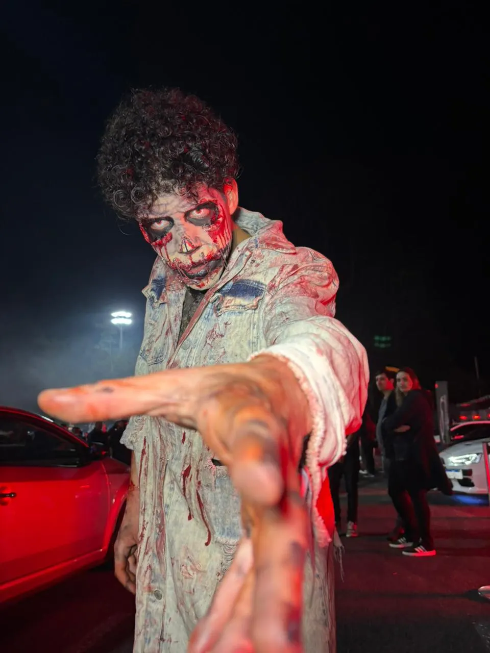 Ator caracterizado como Zumbi Personagem Vivo interagindo em festa infantil temática
