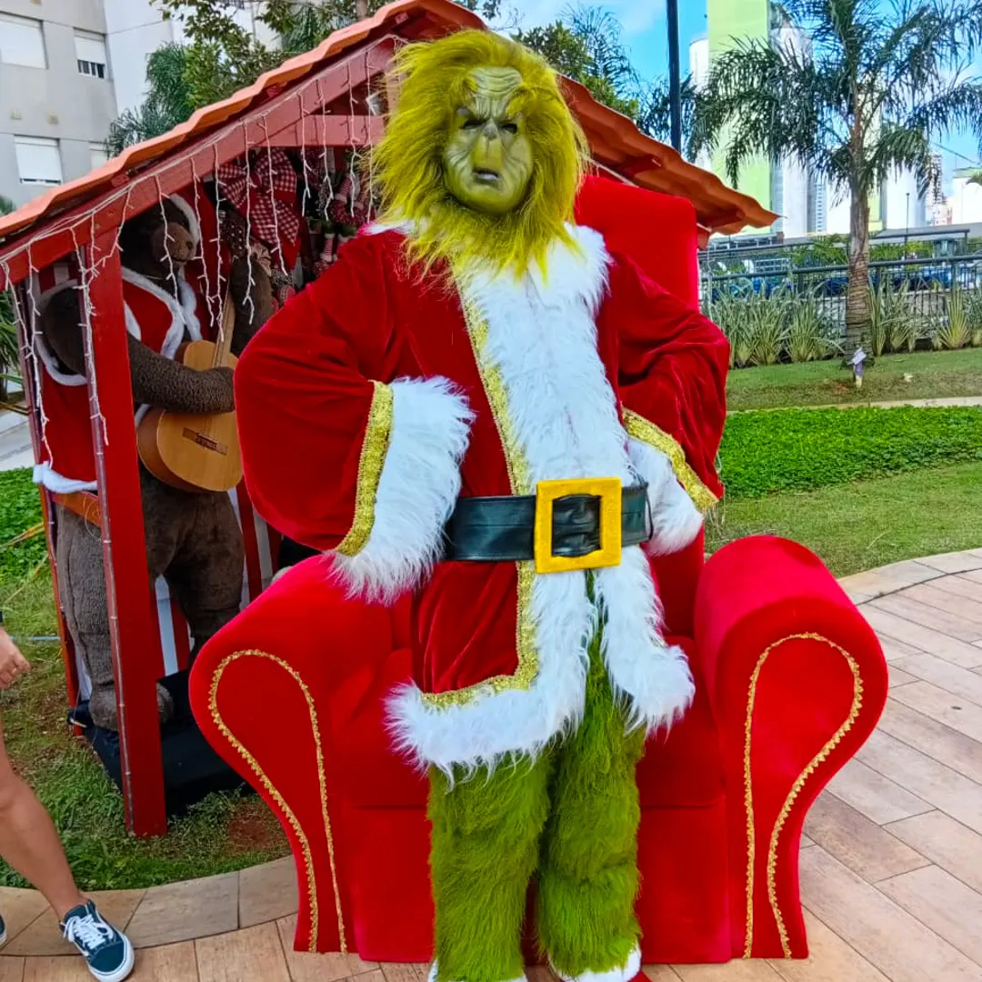 Ator caracterizado de Grinch Personagem Vivo divertindo convidados em São Paulo