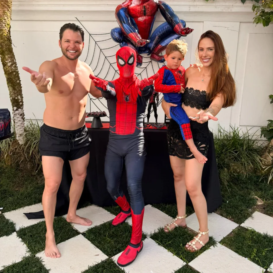 Ator caracterizado de Homem Aranha interagindo com crianças em aniversário