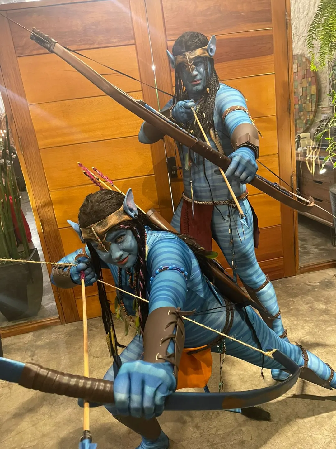Ator com caracterização impressionante do Avatar Personagem Vivo em apresentação tematica de festa