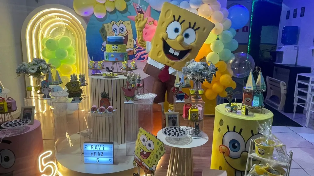 Ator com figurino do Bob Esponja animando evento do Portal Personagens Vivos
