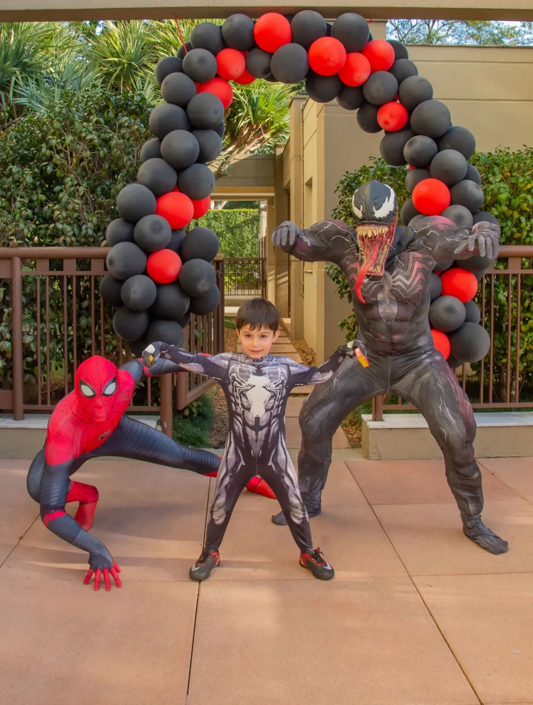 Ator com figurino realista do Venom posando para fotos em comemoração temática Ator com figurino realista do Venom posando para fotos em comemoração temática
