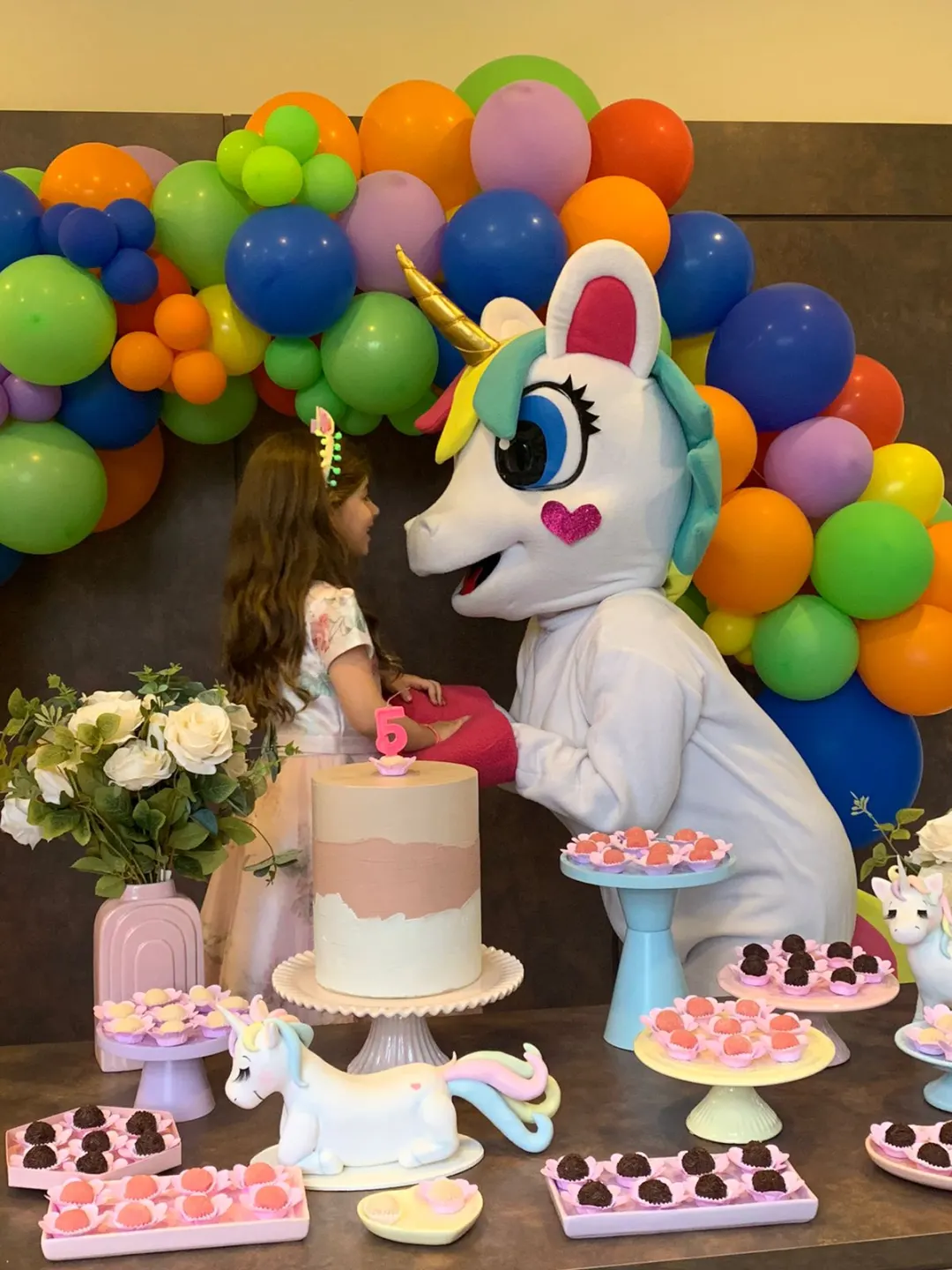 Ator fantasiado em apresentação com personagens vivos para festa infantil em Jandira