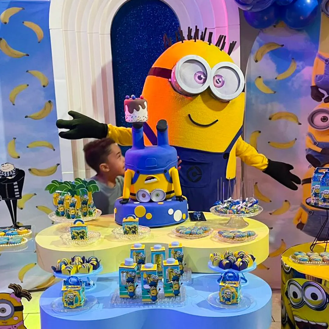 Ator fantasiado interagindo com crianças em festa em Caçapava