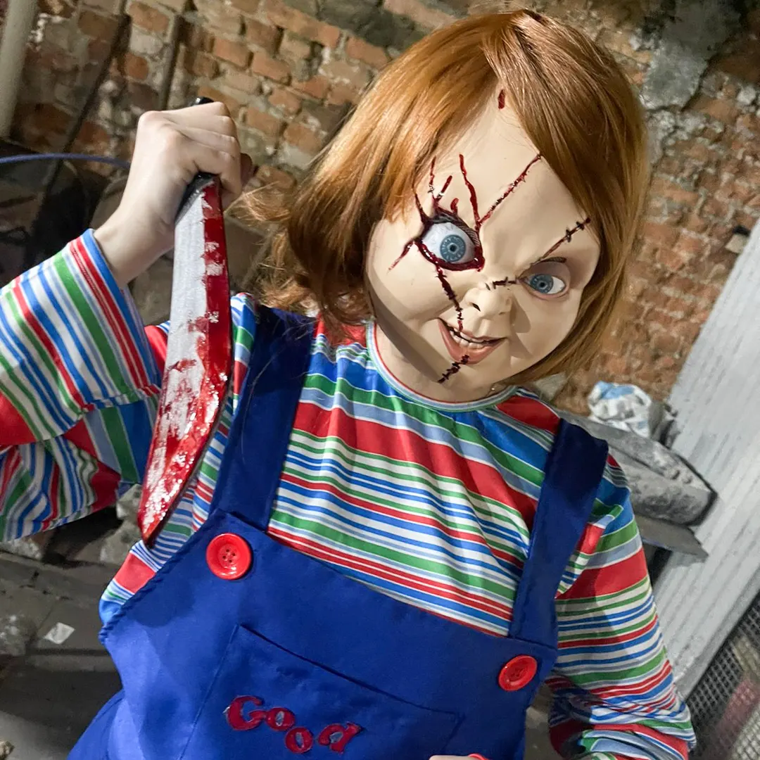 Ator interpretando Chucky Personagem Vivo em sessão de fotos interativas no evento