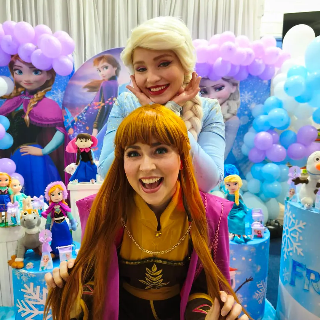 Ator profissional caracterizado como Anna Personagem Vivo com figurino cinematográfico de luxo