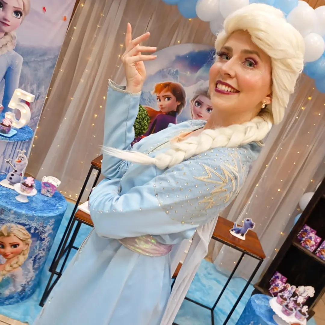 Ator profissional caracterizado como Elsa Personagem Vivo com figurino cinematográfico de luxo