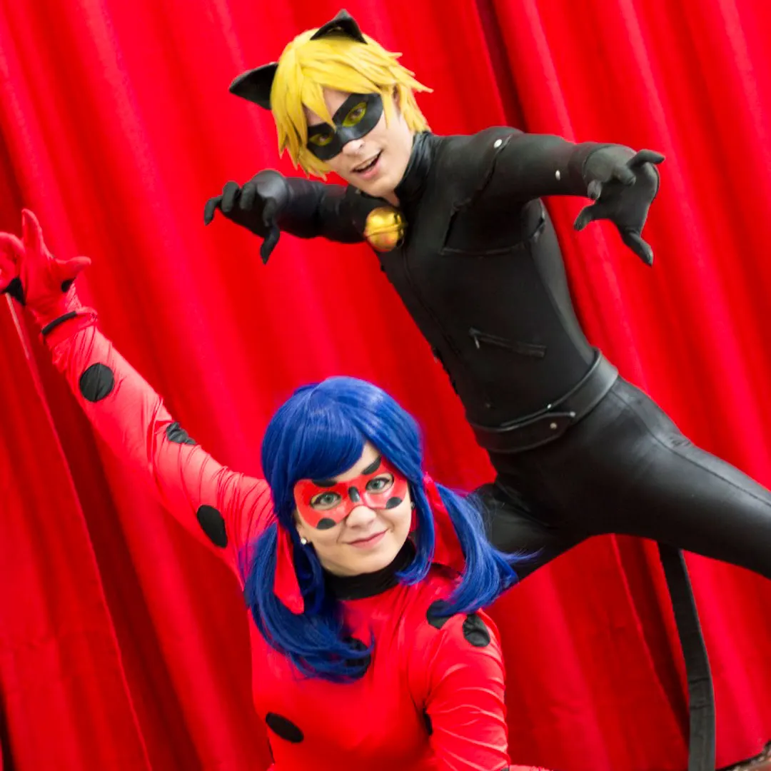 Atriz profissional caracterizado como Ladybug Personagem Vivo com figurino cinematográfico de luxo Atriz profissional caracterizado como Ladybug Personagem Vivo com figurino cinematográfico de luxo