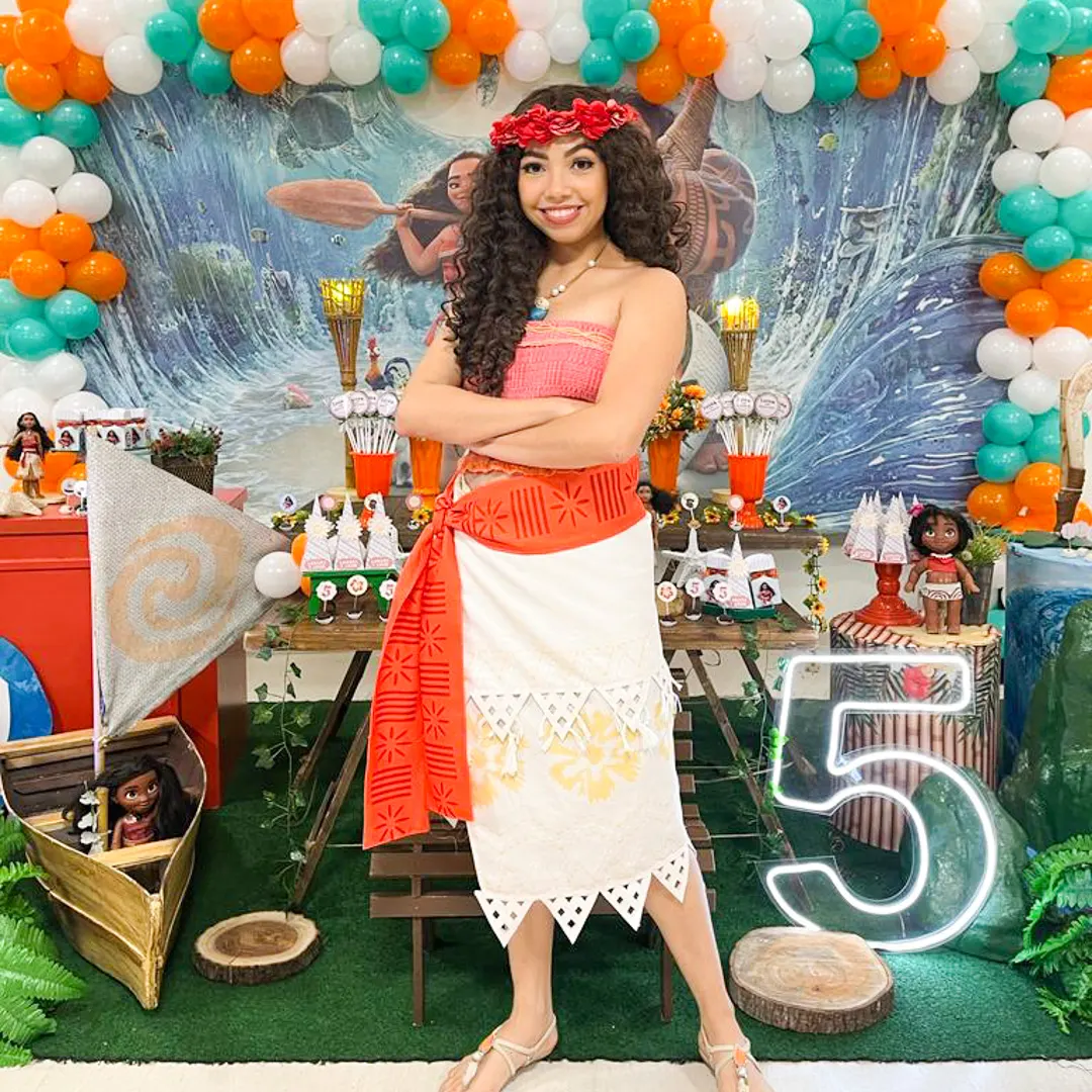 Ator profissional caracterizado como Moana Personagem Vivo com figurino cinematográfico de luxo