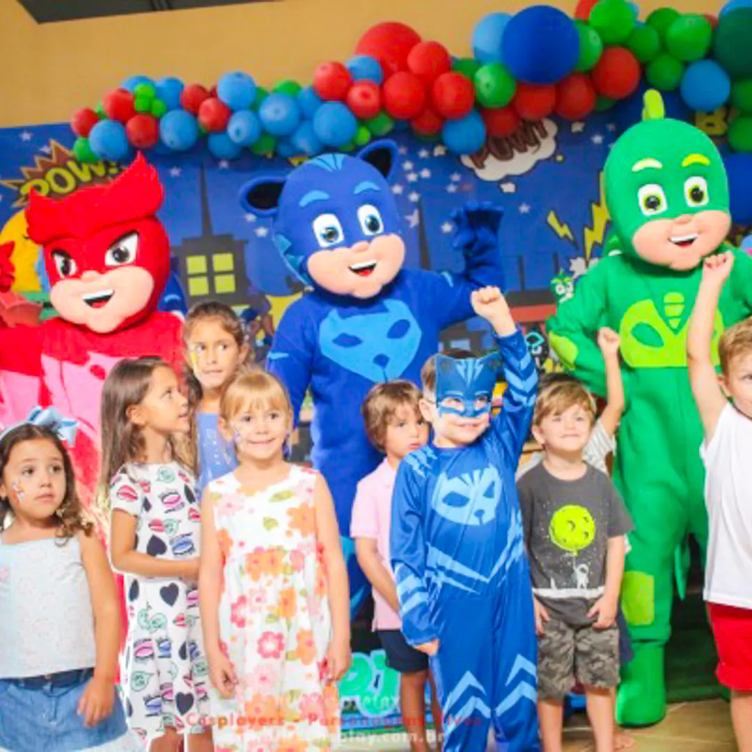 Ator profissional caracterizado como PJ Masks Personagem Vivo com figurino cinematográfico de luxo