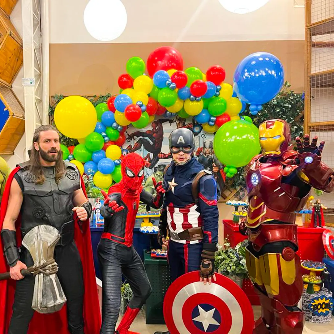Ator profissional caracterizado como Vingadores Personagem Vivo com figurino cinematográfico de luxo