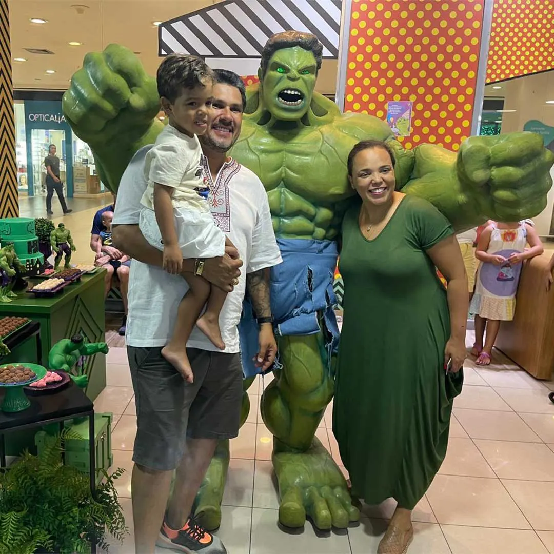 Ator profissional caracterizado de Hulk em festa infantil em São Paulo