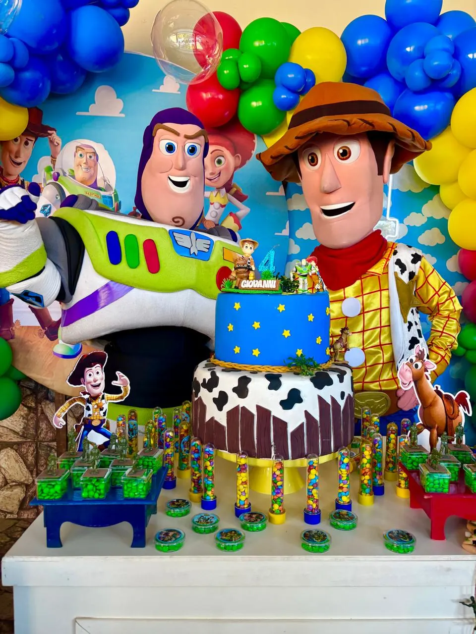 Ator profissional fantasiado de Buzz Lightyear Toy Story em aniversário infantil