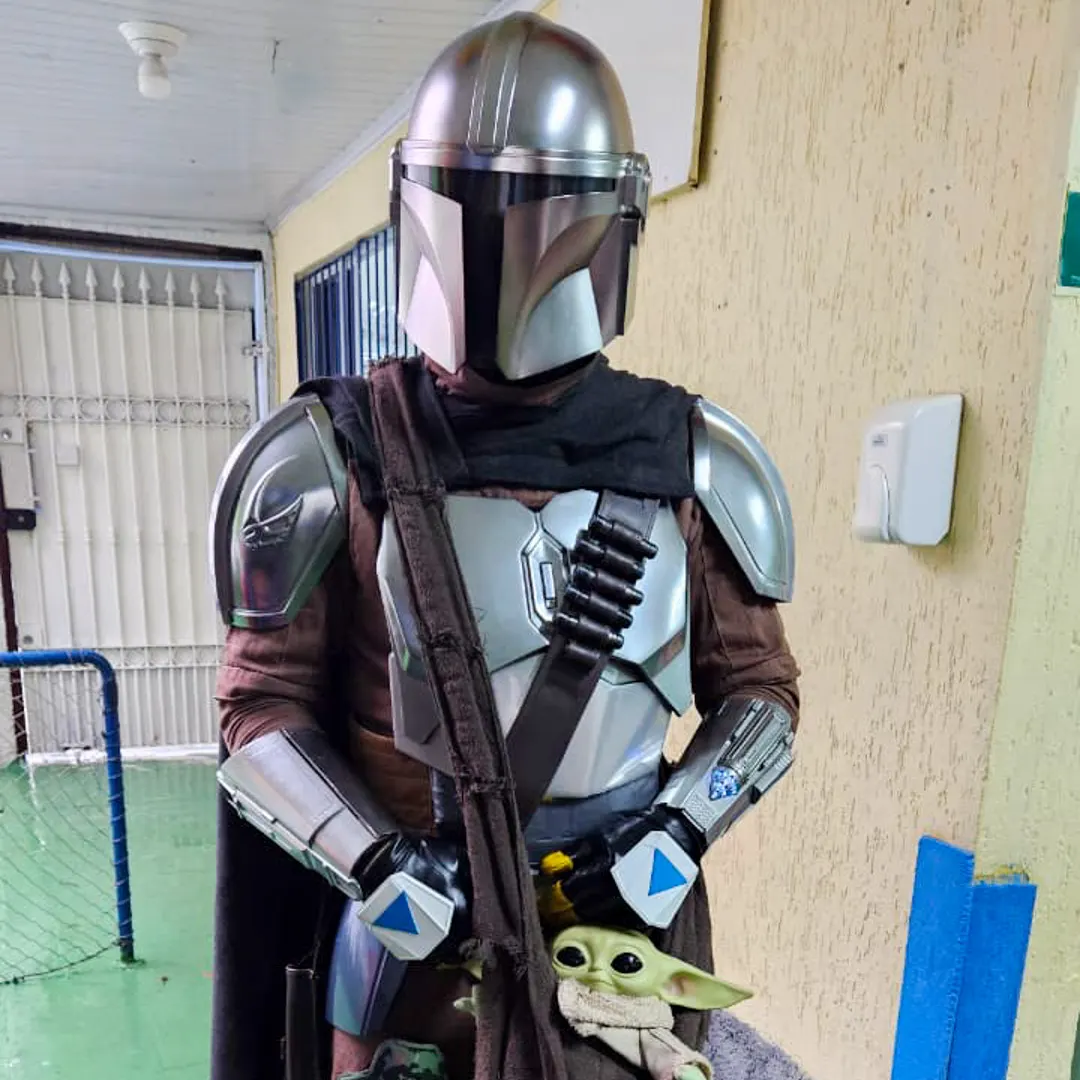 Ator profissional vestido de Mandaloriano Personagem Vivo em evento temático