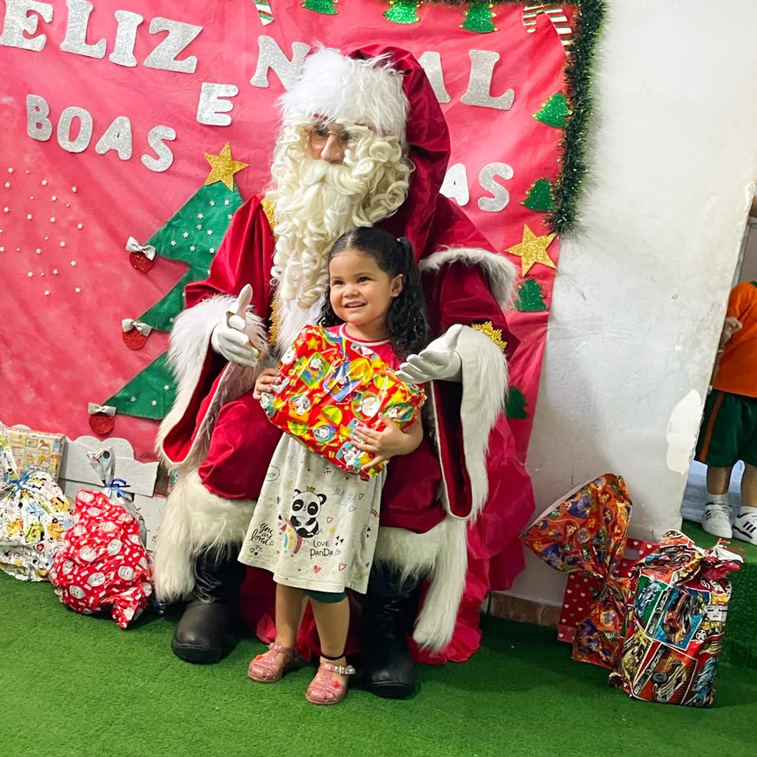 Ator profissional vestido de Papai Noel para festas infantis e eventos temáticos Ator profissional vestido de Papai Noel para festas infantis e eventos temáticos