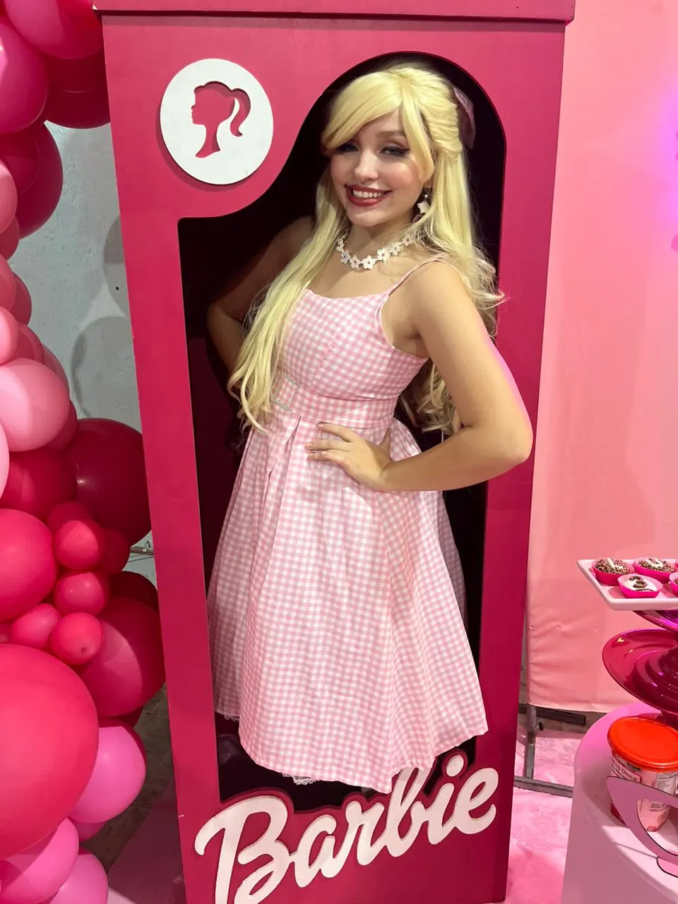 Ator vestido de Barbie para festas infantis e eventos corporativos em Sao Paulo Ator vestido de Barbie para festas infantis e eventos corporativos em Sao Paulo