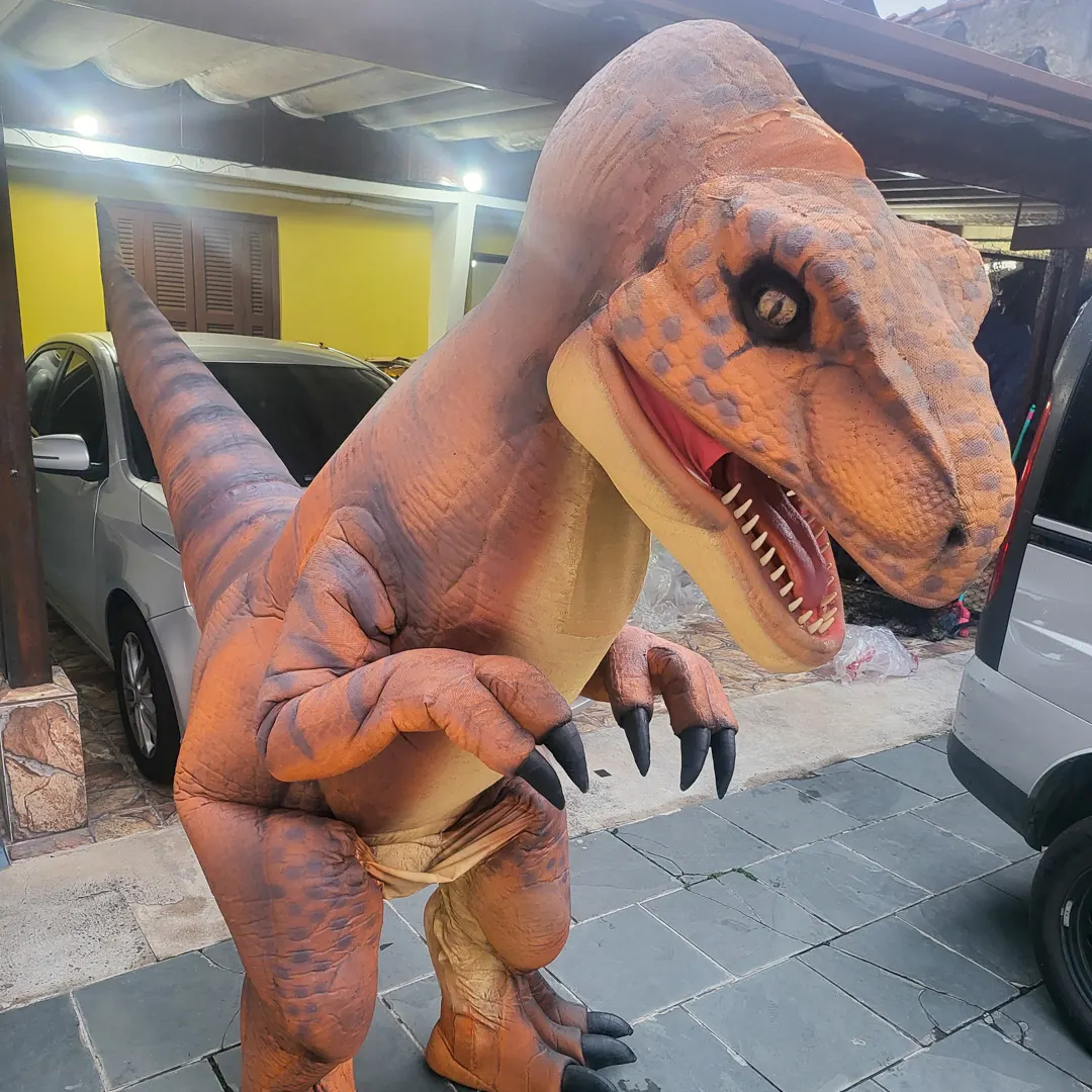 Atores caracterizados coordenando o show de T-Rex Laranja Personagem Vivo no salão