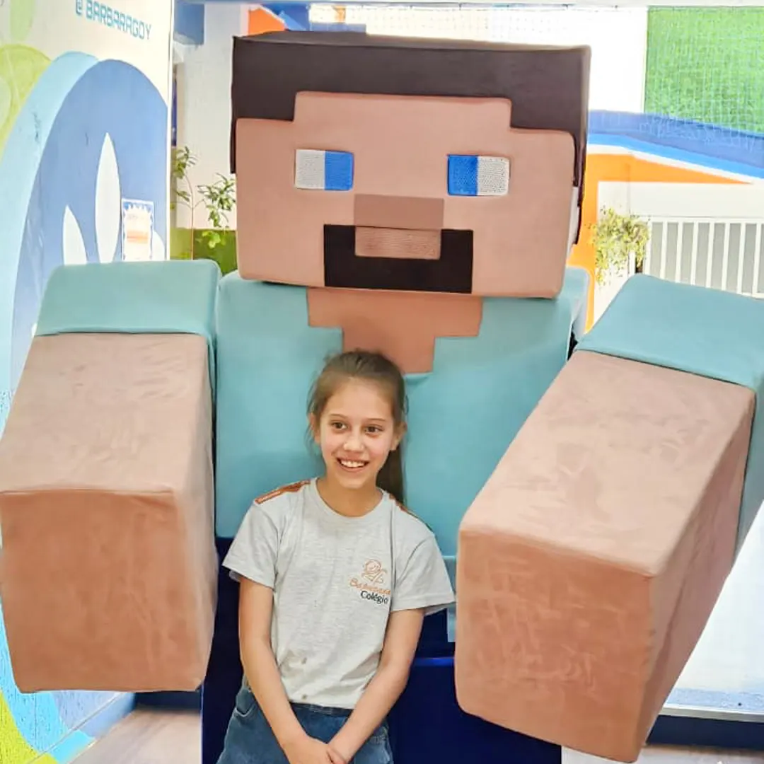 Atores de Personagens Vivos para Festa Infantil em Poá tirando fotos com família