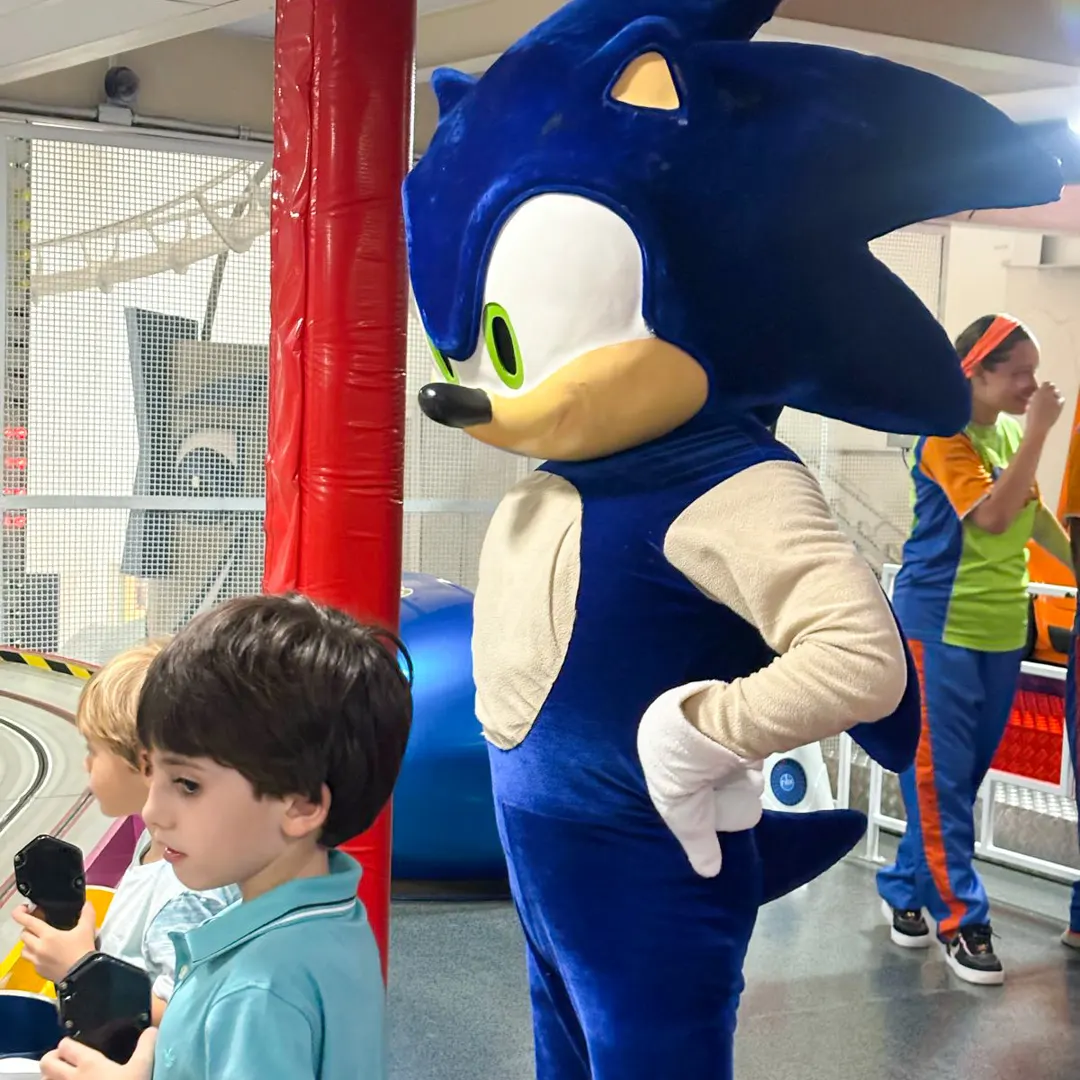Atores em ação ao Contratar Personagens Vivos para Festa Infantil em Mogi das Cruzes com segurança Atores em ação ao Contratar Personagens Vivos para Festa Infantil em Mogi das Cruzes com segurança