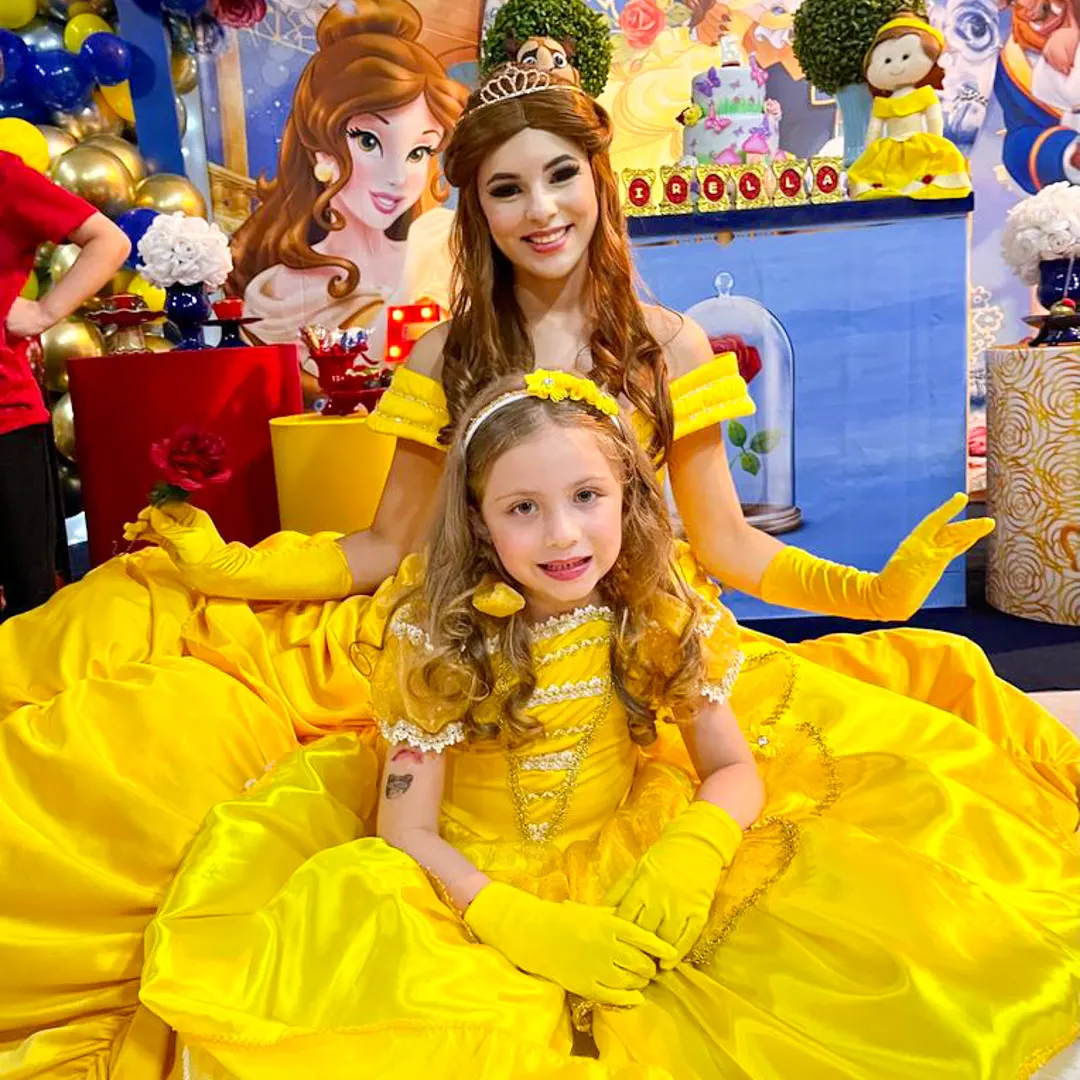 Atores fantasiados de princesas encantadas em apresentação no centro de Santa Isabel Atores fantasiados de princesas encantadas em apresentação no centro de Santa Isabel