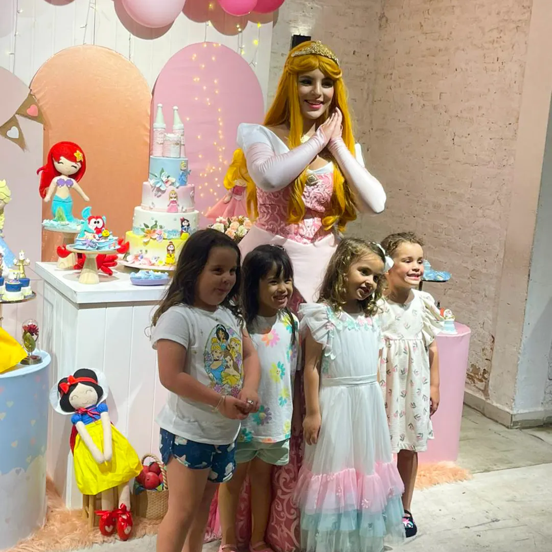 Atores vestidos de princesas em apresentação de aniversário em Vinhed Atores vestidos de princesas em apresentação de aniversário em Vinhed