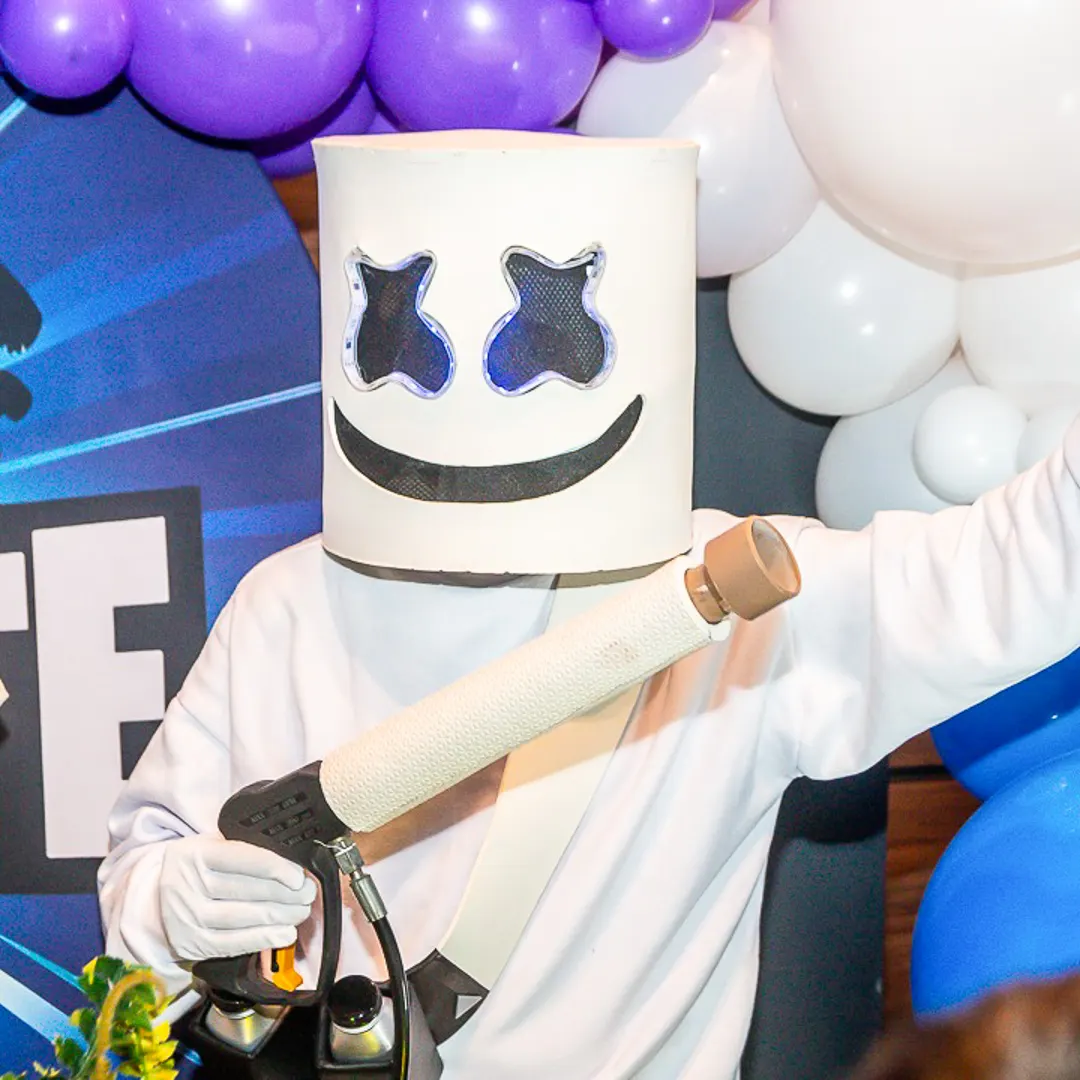 Atração de Marshmallow Fortnite com figurino de LED em evento infantil em São Paulo Atração de Marshmallow Fortnite com figurino de LED em evento infantil em São Paulo