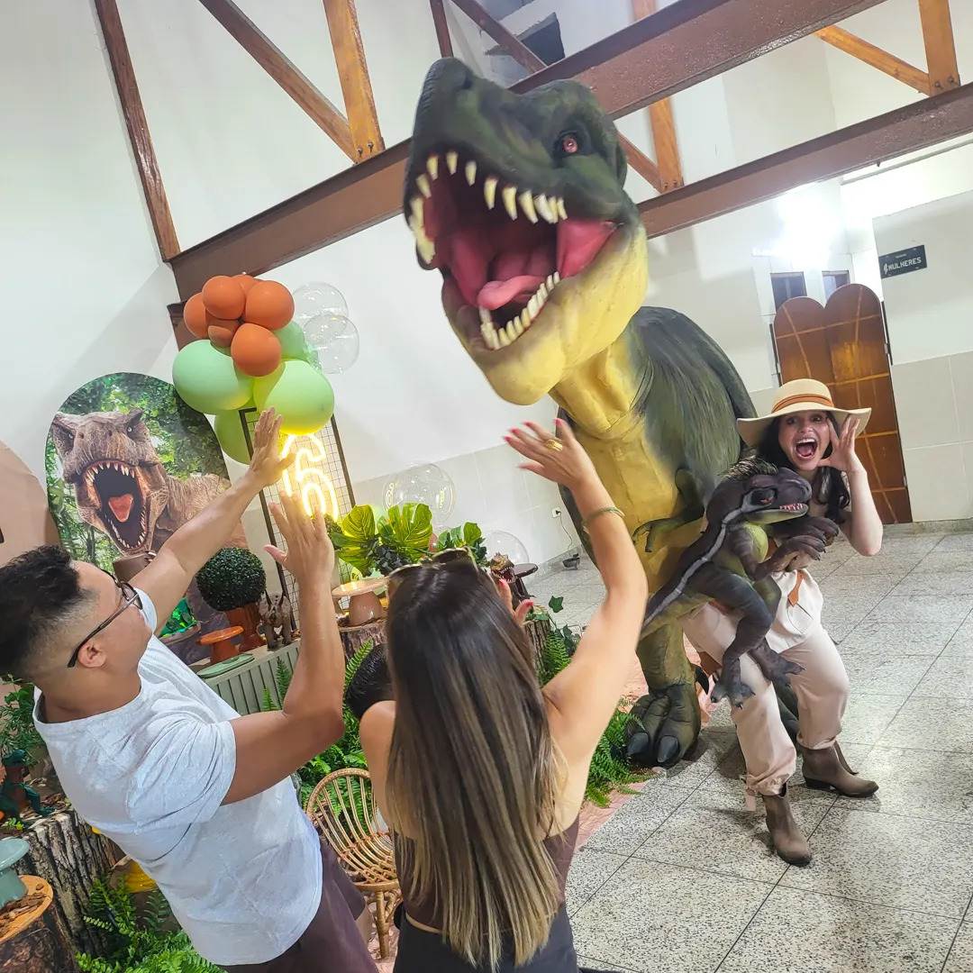 Atração de T-Rex Tiranossauro para festas infantis com personagens vivos na cidade de São Paulo
