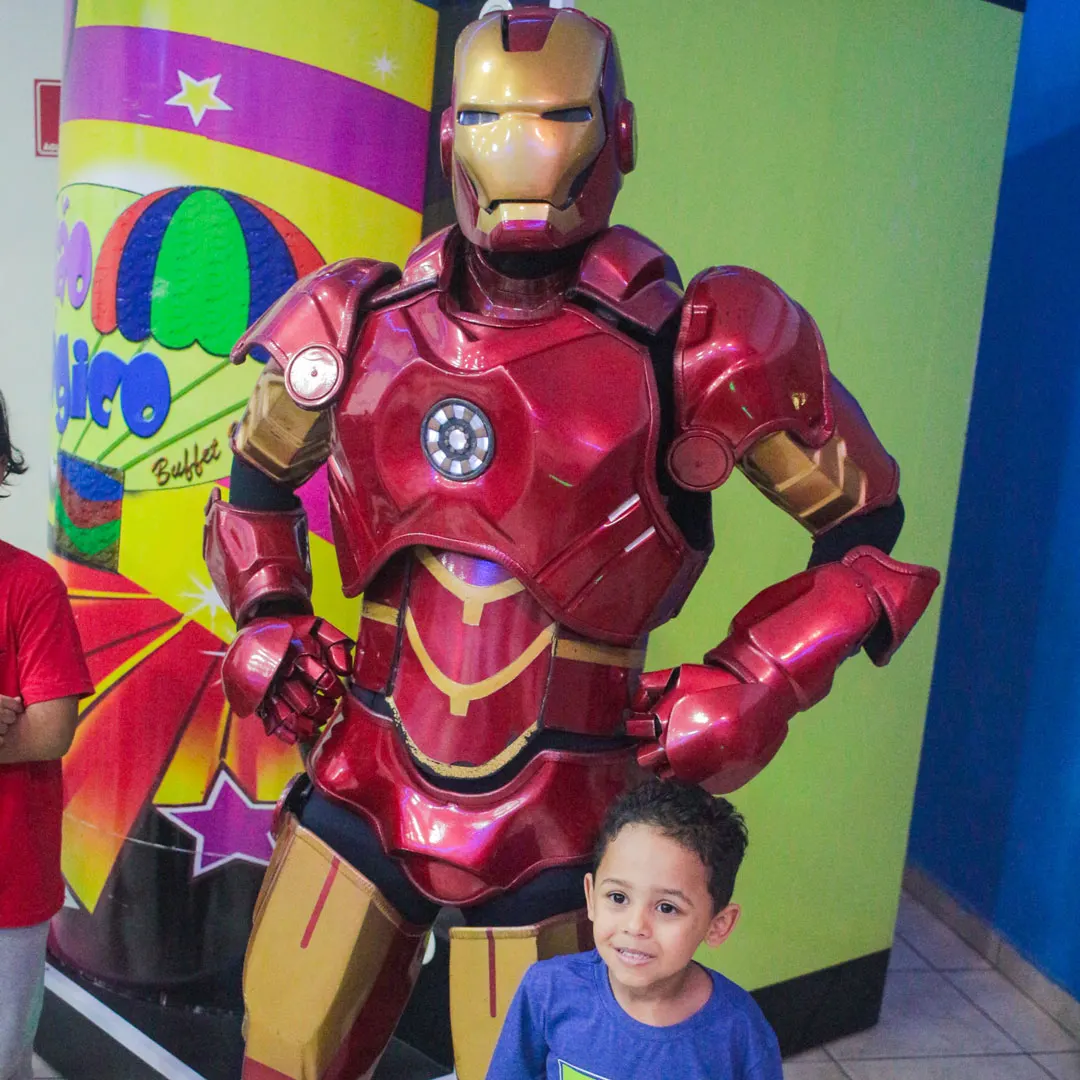Atração do Homem de Ferro da Portal Personagens Vivos em evento infantil