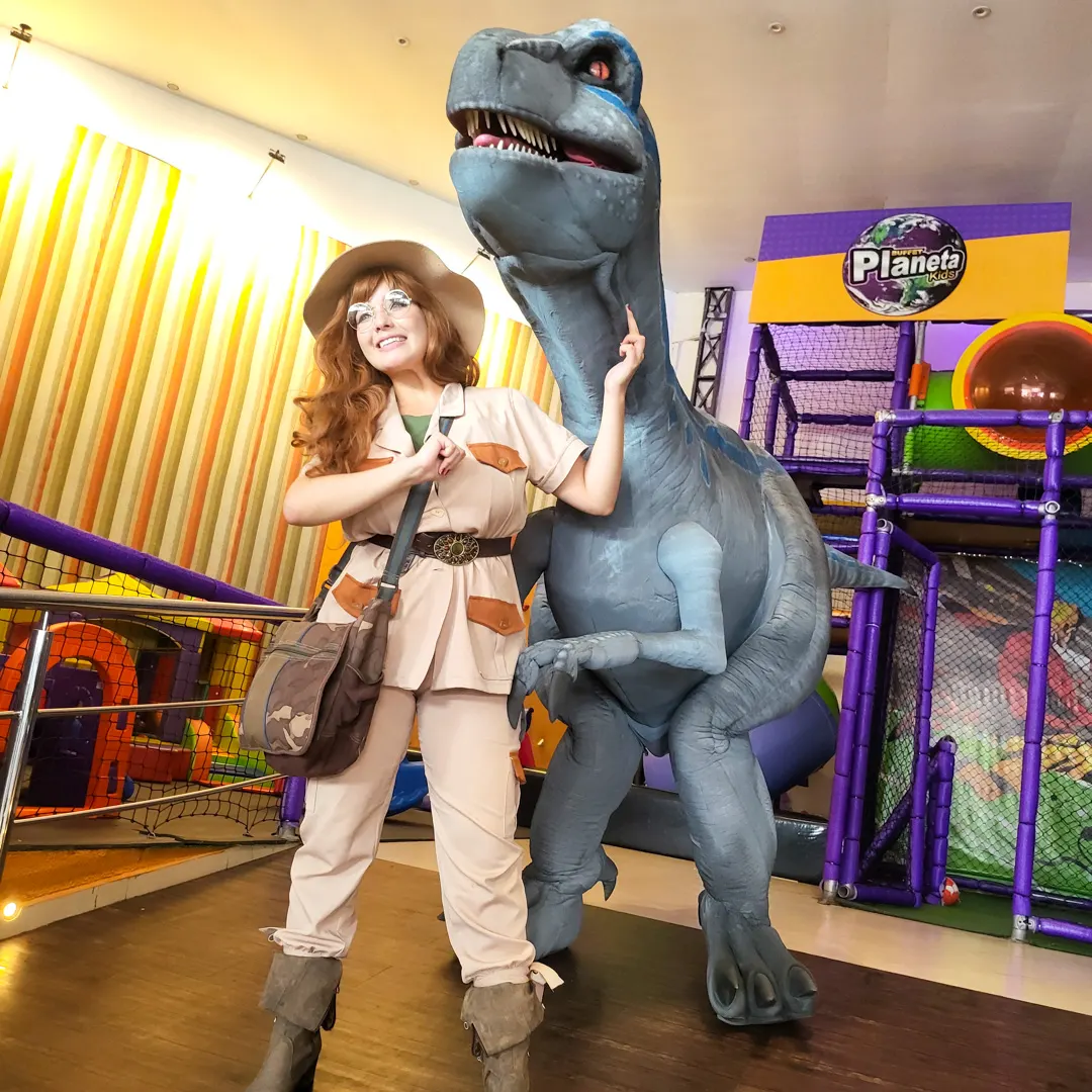 Atração temática de Velociraptor Blue realista para eventos e festas de aniversário